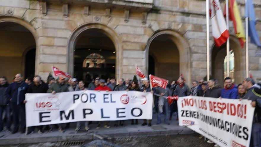 Concentración de trabajadores de Zener en el Ayuntamiento de Gijón