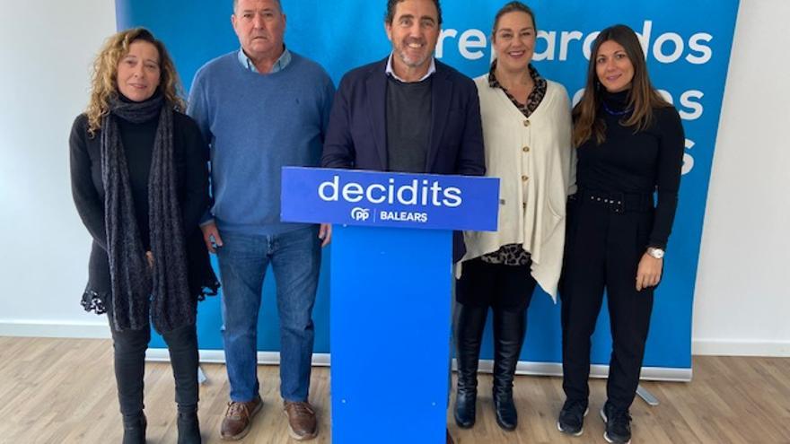 Amengual, junto a los regidores del grupo municipal del PP.