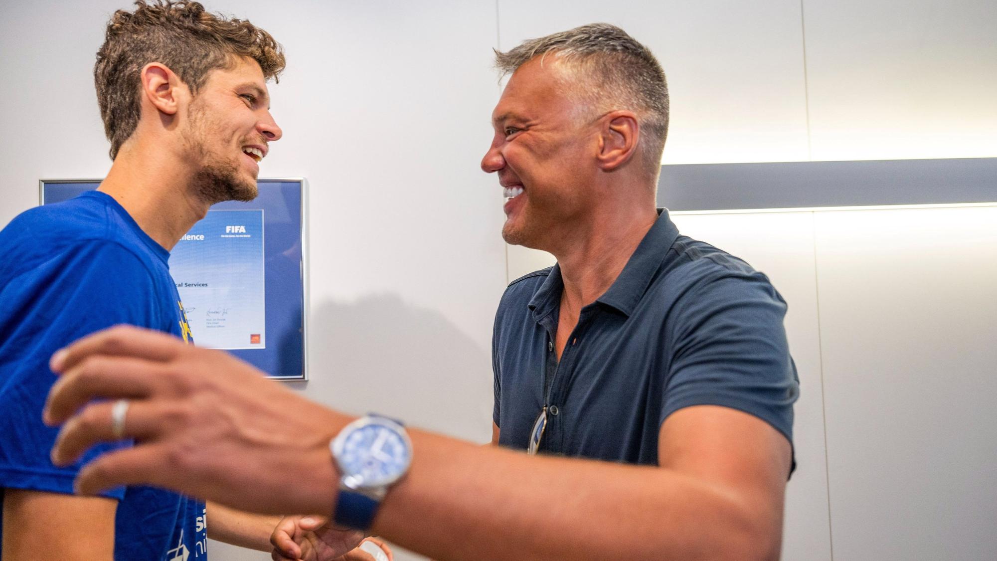 Jasikevicius (derecha) saluda a Paulí, nuevo jugador del Barça de básket, este lunes.
