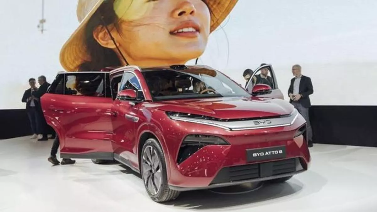 El BYD Atto 8 convierte París en un pit stop de nueve minutos