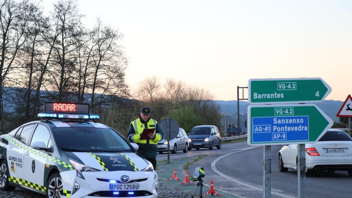 Una patrulla durante un control en una carretera de Pontevedra.