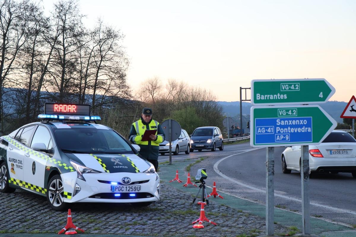 Una patrulla durante un control de velocidad en una carretera de Pontevedra.