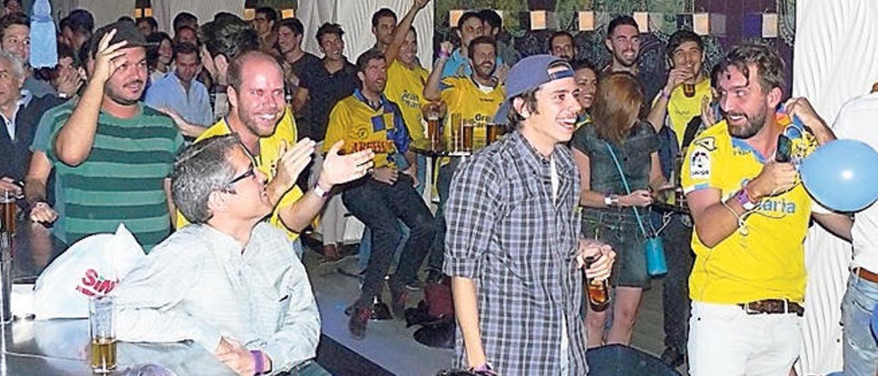 Los aficionados amarillos celebrando el primer gol de Tana.