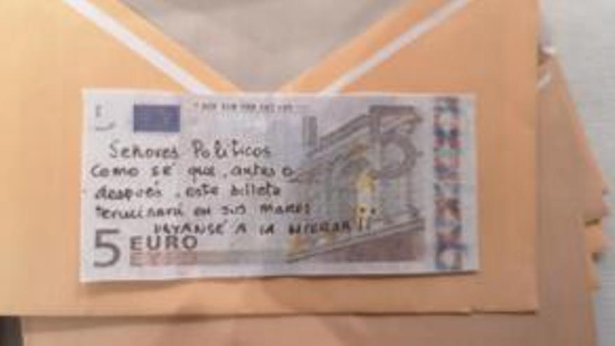 Papeletas en forma de billetes de cinco euros