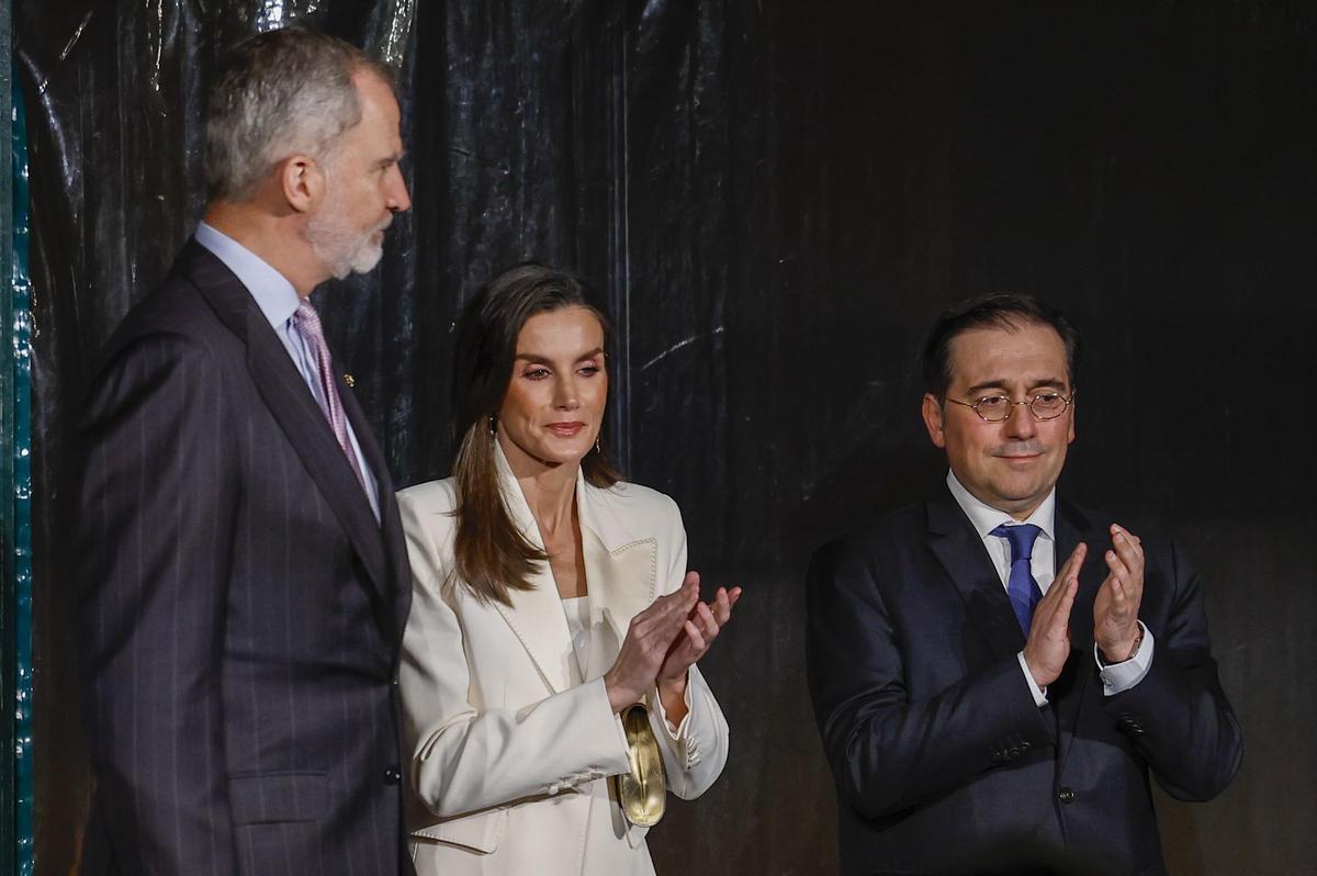 Los reyes y el ministro Albares, ayer en Roma en el inicio de la visita oficial a Italia.