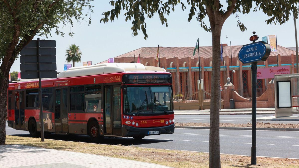 Un autobús de Tussam en las inmediaciones de FIBES.