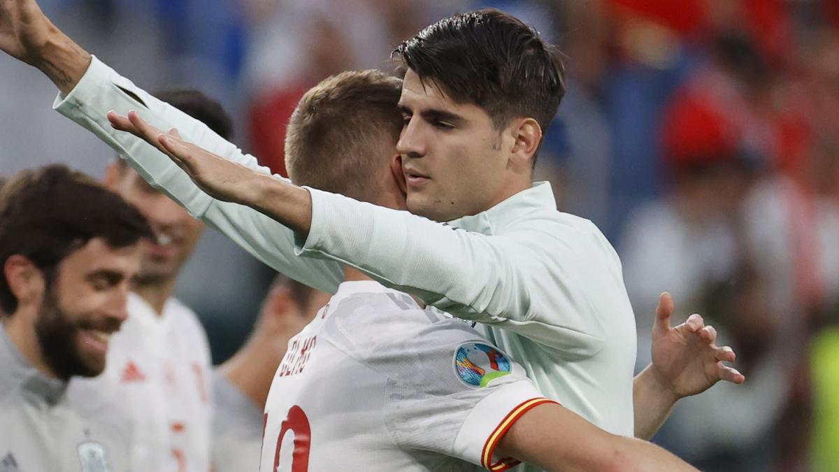 Dani Olmo y Morata se abrazan tras el triunfo contra Suiza