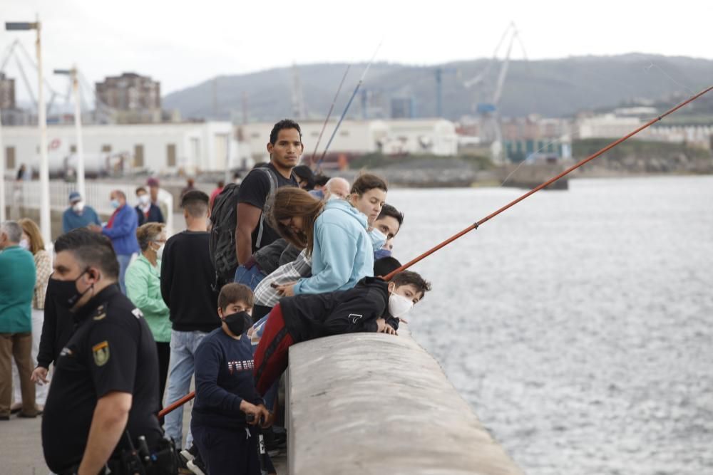 Un joven cae a las rocas en la punta de Lequerica