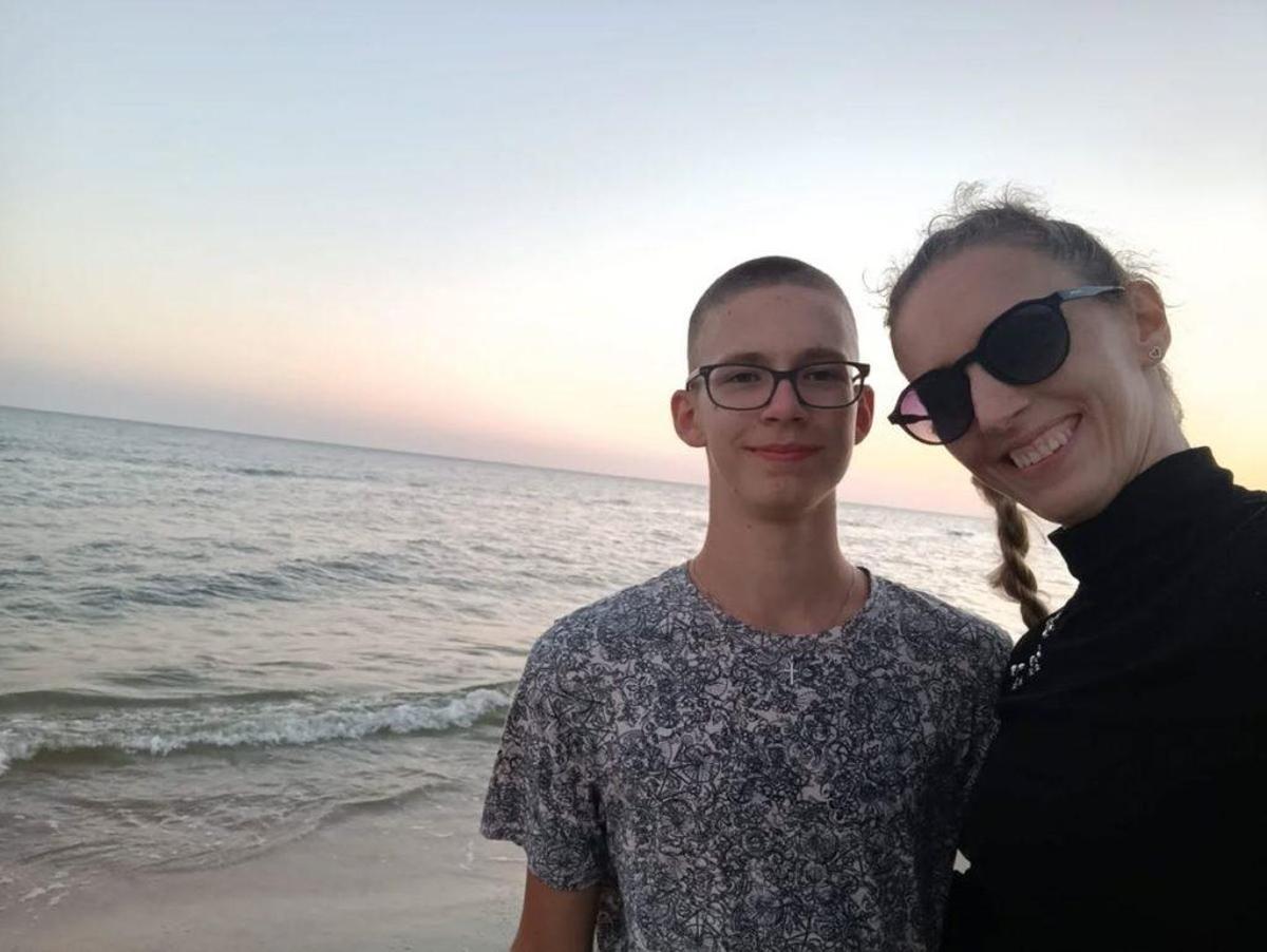 Arek, el menor polaco desaparecido, y su madre, Kasha