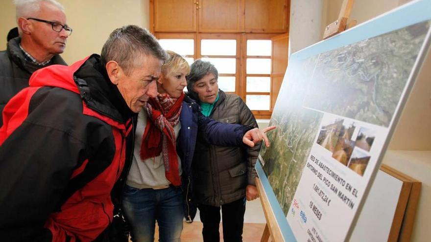 Varios vecinos observan algunos de los planos de las obras.