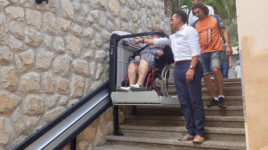 El alcalde mostrando a una persona en silla de ruedas como funciona uno de los elevadores