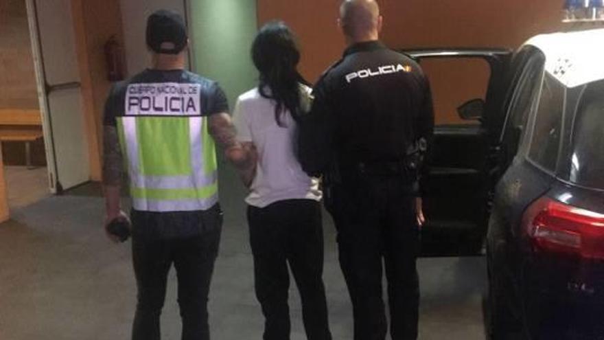 La Policía traslada al presunto ladrón.