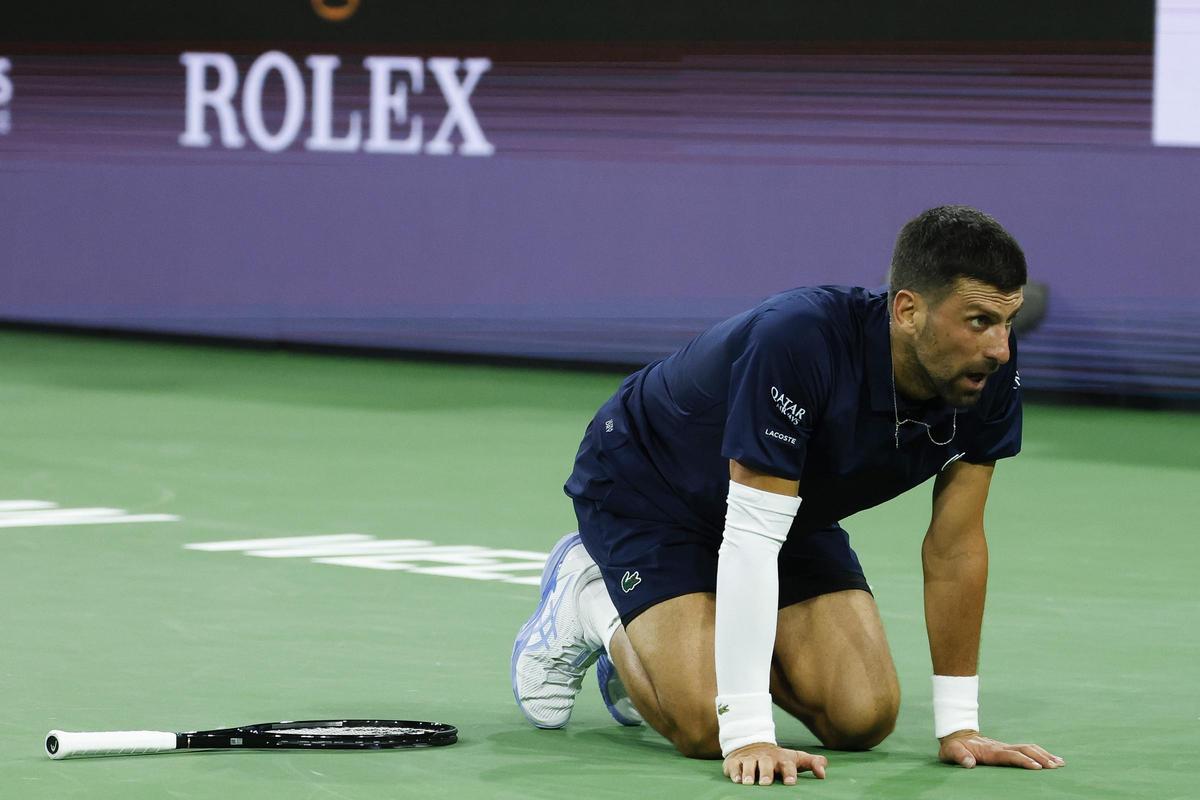Djokovic, de rodillas, durante un partido.