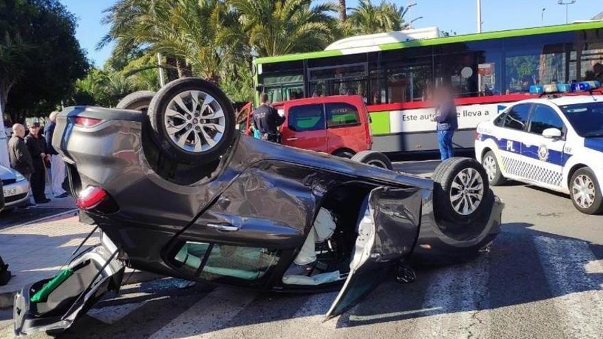 El vehículo volcado frente al mercado de El Pla