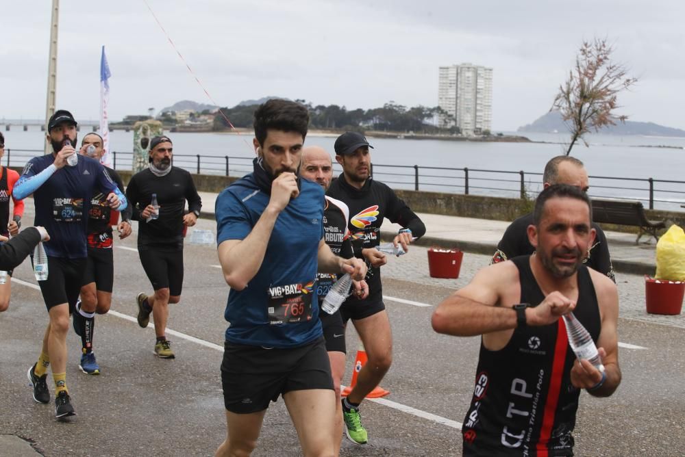 Los corredores del maratón completan la primera mitad del recorrido en los alrededores de Samil y Coruxo.