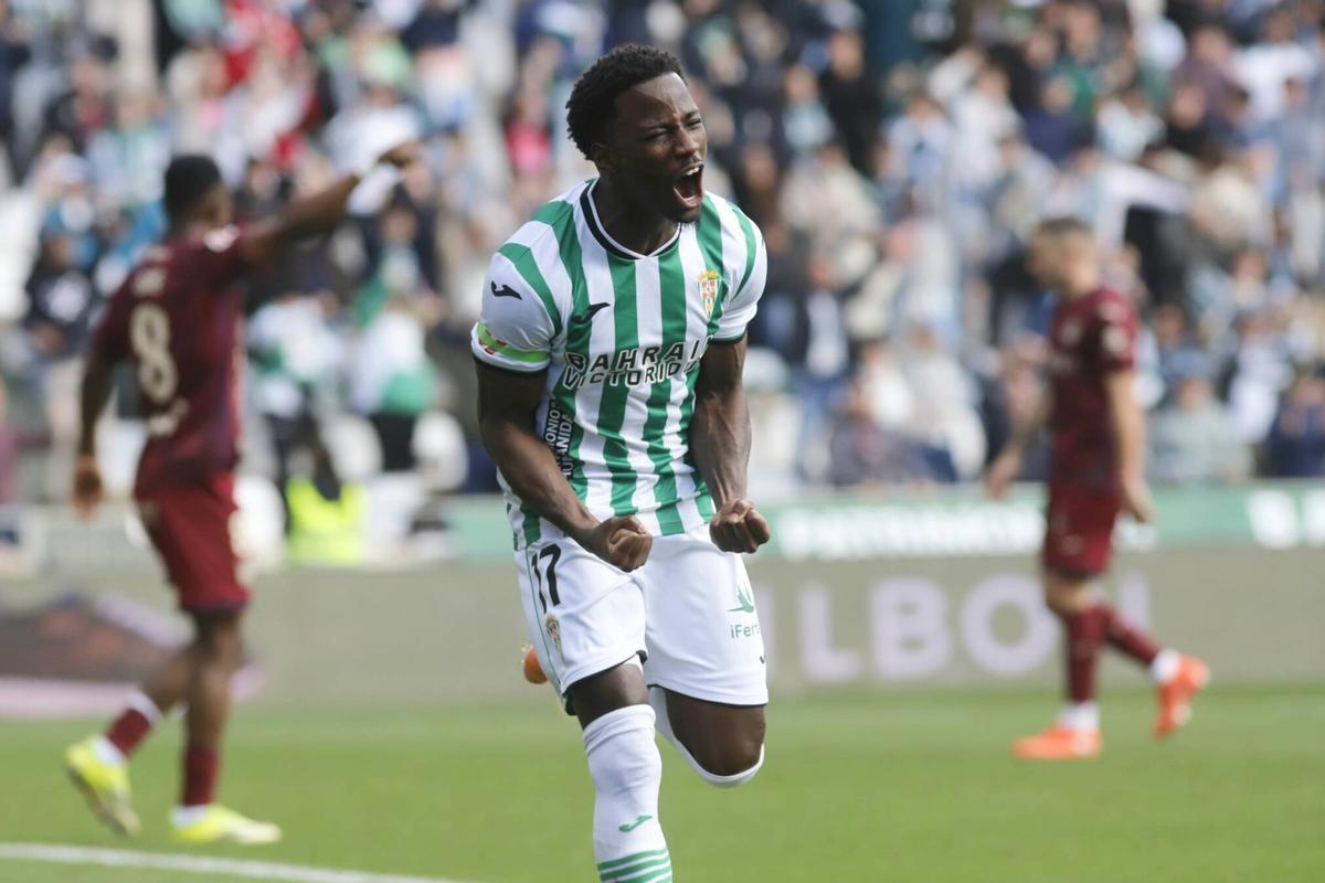 Adilson Mendes celebra un gol del Córdoba CF en el Bahrain Victorious Nuevo Arcángel durante el encuentro frente al Leganés.