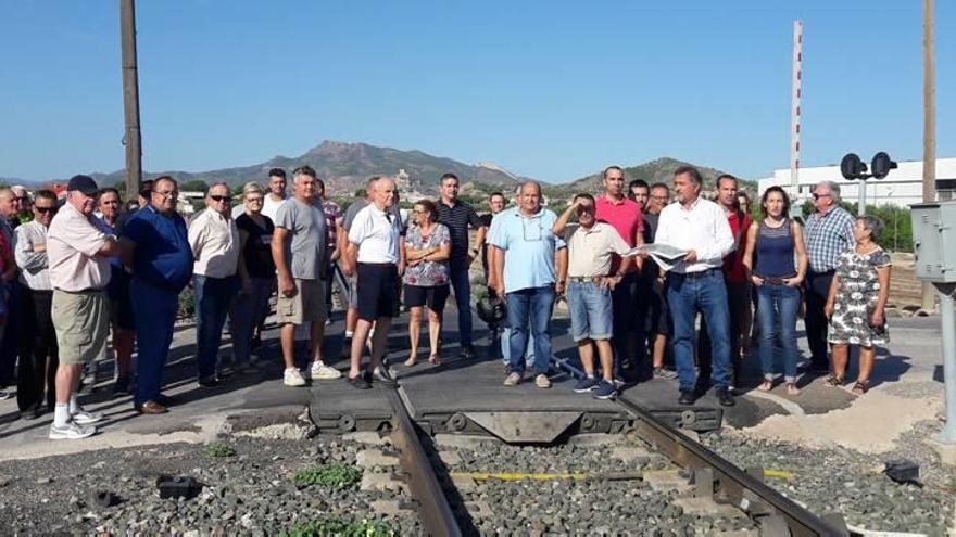 Los vecinos de Tercia se manifestaron ayer para pedir que los pasos del tren sean subterráneos.