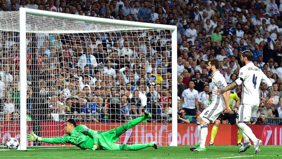 Keylor Navas se estira a por el balón, que entra tras el despeje fallido de Ramos