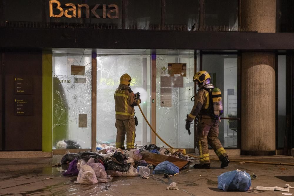 Grups incontrolats provoquen destrosses a Girona