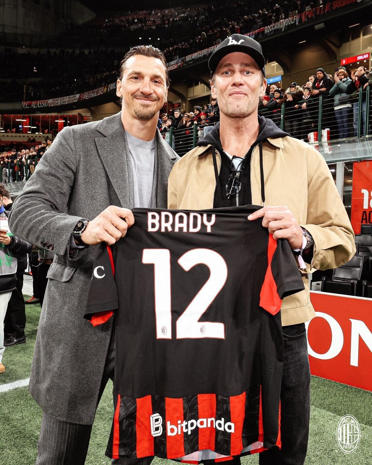 Tom Brayd recibió una camiseta del Milan por parte de Zlatan en una visita realizada esta última temporada