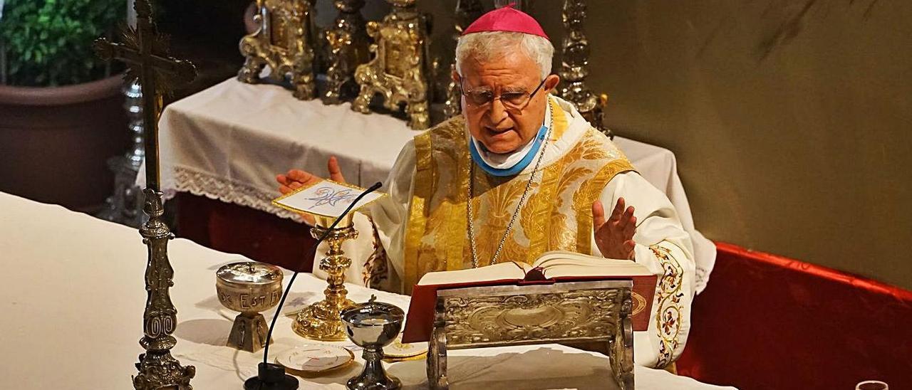 El obispo de Orihuela-Alicante Jesús Murgui durante el oficio de una misa en Elche. | IVÁN VAZ