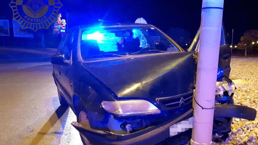 Un vehículo se sale de la vía y se empotra contra una farola de la Ronda Este