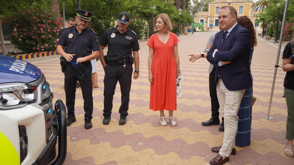 El director general de Administración Local, Francisco Abril, y la alcaldesa de Jumilla, Severa González, junto a mandos policiales, en la presentación del nuevo vehículo.