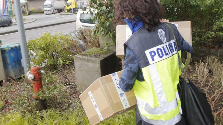 Un registro policial en instalaciones de Cespa en 2014. // FDV