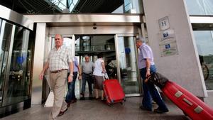 Mayores entrando a un hotel, en una imagen de archivo. 