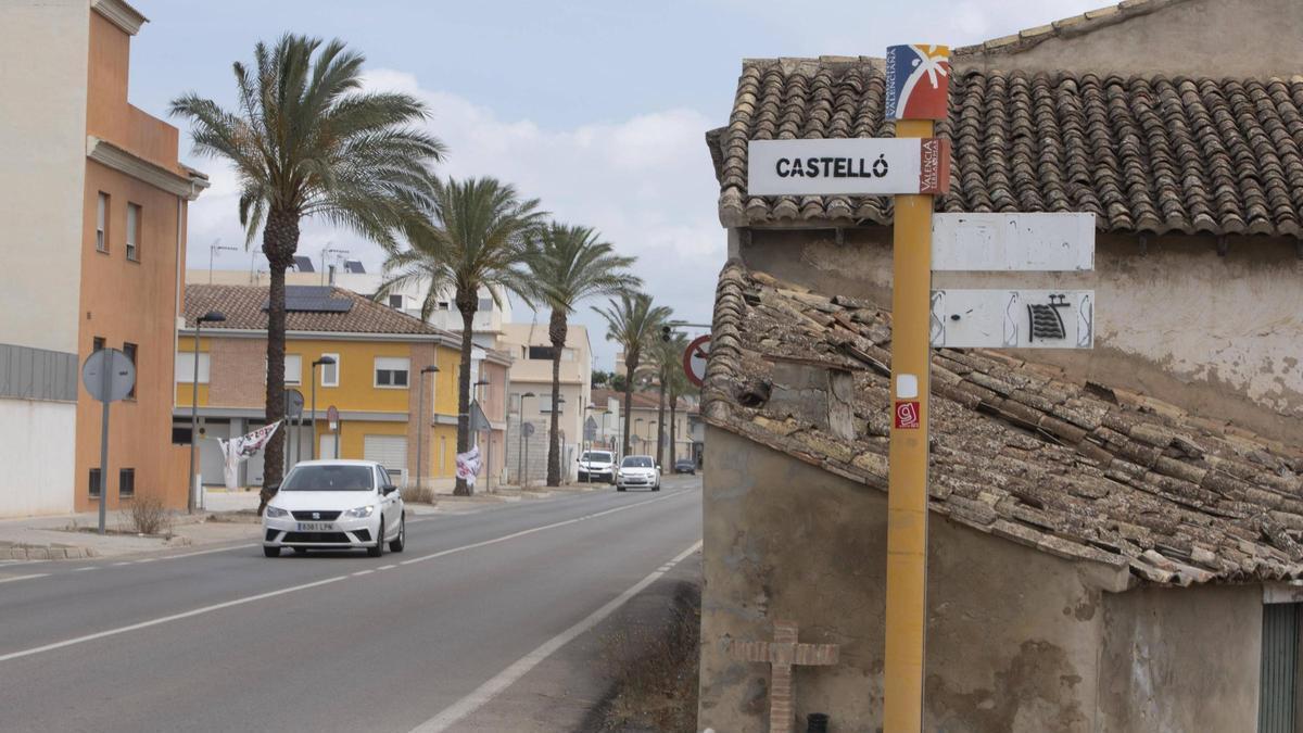 Cartell a l’entrada del poble amb el topònim actualitzat en una imatge d’arxiu