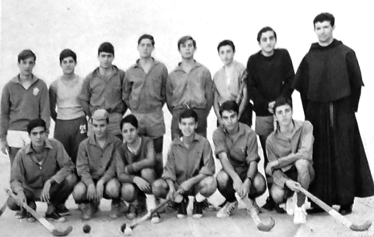 En la parte dedicada al deporte no falta la figura de fray Pedro Tapia (1927-2019), más conocido como el Fray, el leonés que popularizó el hockey en Málaga durante su paso por el Colegio de San Agustín a finales de los 60.
