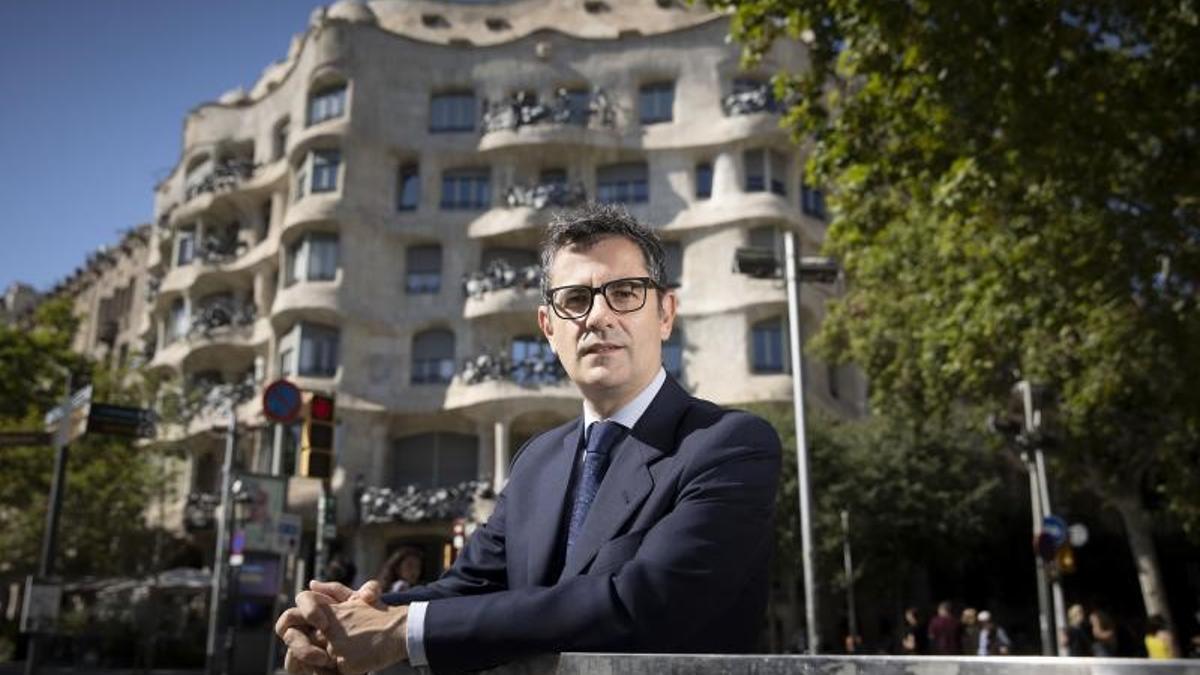 El ministro de la Presidencia, Relaciones con las Cortes y Memoria Democrática, Félix Bolaños, posa para EL PERIÓDICO en el Passeig de Gràcia, delante de La Pedrera de Antoni Gaudi, este pasado 8 de julio de 2022.