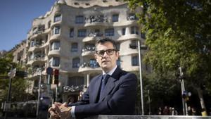 El ministro de la Presidencia, Relaciones con las Cortes y Memoria Democrática, Félix Bolaños, posa para EL PERIÓDICO en el passeig de Gràcia, delante de La Pedrera de Antoni Gaudí, este pasado 8 de julio de 2022. 