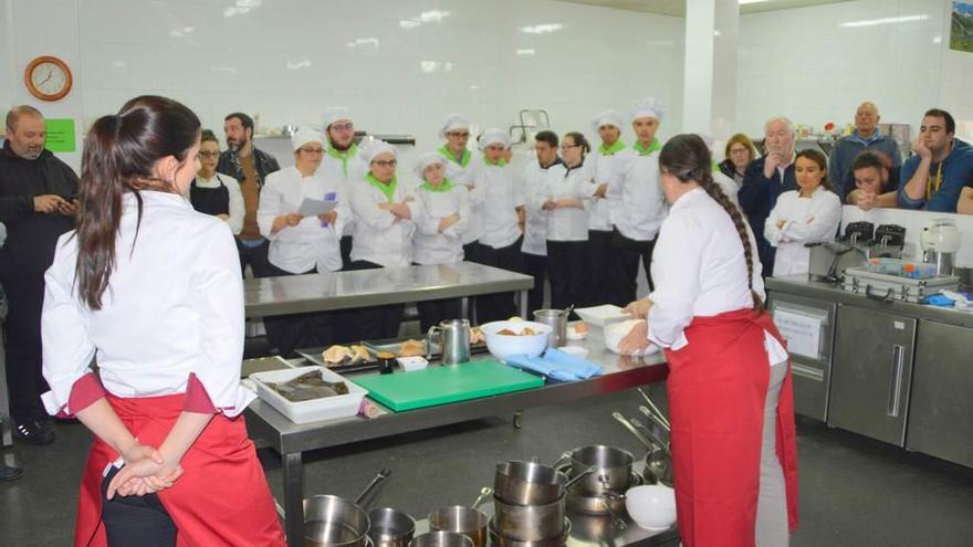 La presentación de la jornada de las setas silvestres en el IES de Aller.