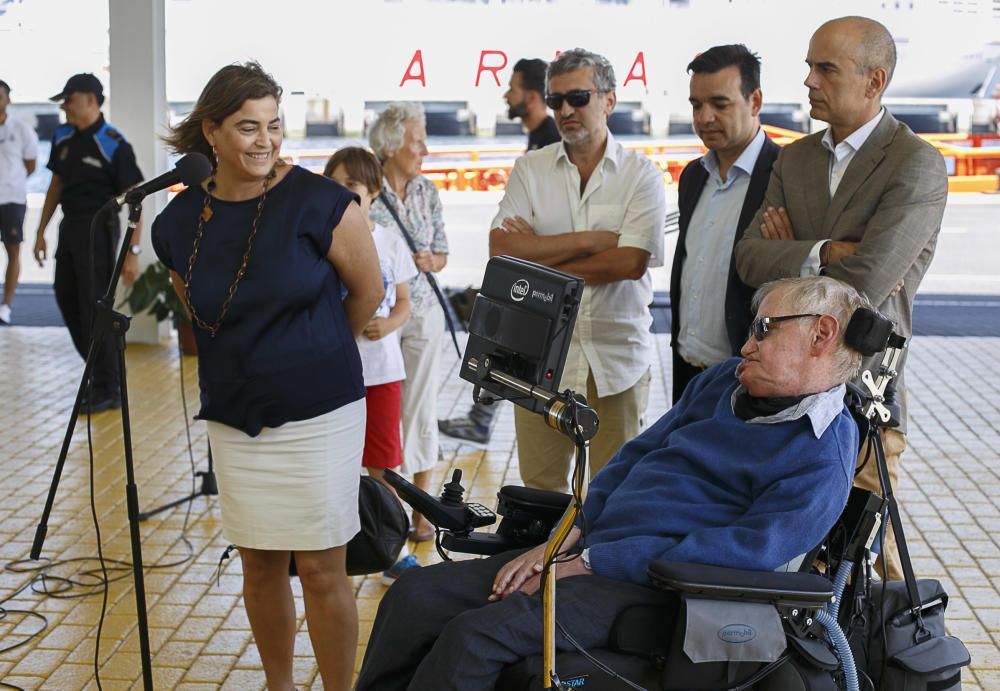 12/06/2016 CULTURA CIENCIA Llegada del físico Stephen Hawking al muelle de santa cruz en el crucero Britannia y  recibo por representantes del cabildo  puertos de tenerife y cámara de comercio para pasar un descanso en la isla y participar en el homenaje de STARMUS