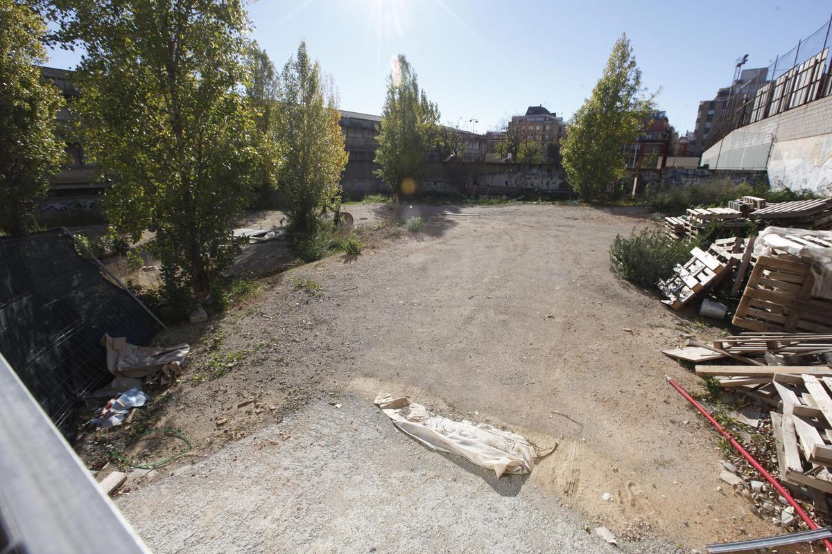 El solar del barrio de la Prosperitat, en Barcelona, donde se previó construir la piscina pública, en una imagen de archivo.