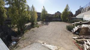El solar del barrio de la Prosperitat, en Barcelona, donde se previó construir la piscina pública, en una imagen de archivo.