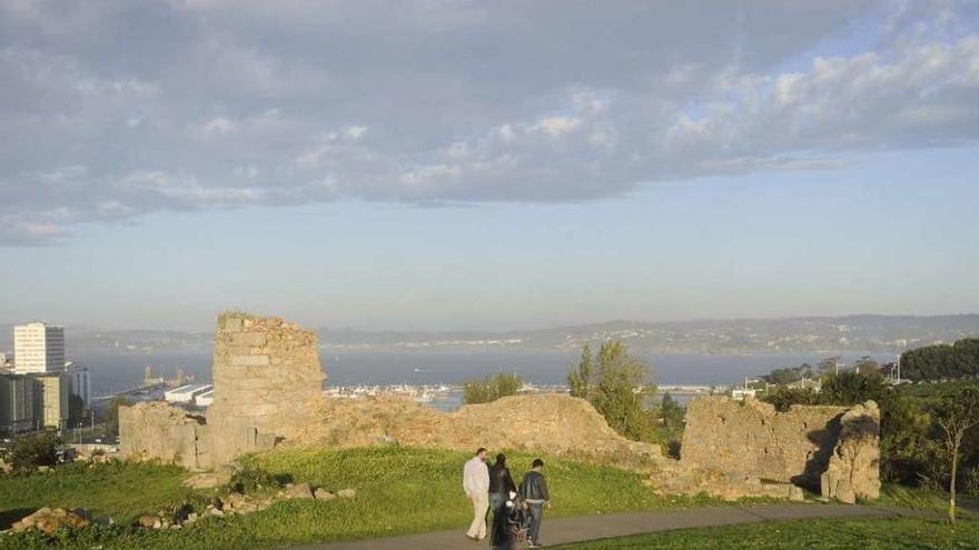 Vista del castillo de Eirís, con la pintada borrada.