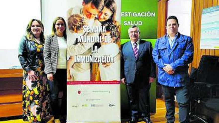 De izquierda a derecha: Fuensanta Martínez, directora de FFIS; Isabel Ayala, directora general de Asistencia Sanitaria del SMS; el médico Pedro José Bernal y el crítico de cine Antonio Rentero.
