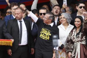 Petro se despide de las tribunas con llamado a una huelga general contra De la Espriella