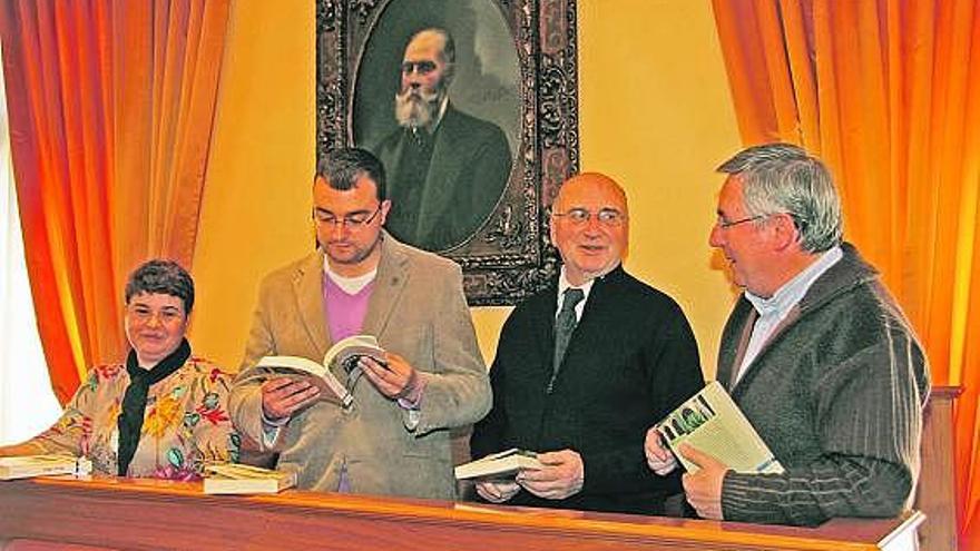 Belén Corte, Adrián Barbón, Etelvino González y Francisco Trinidad, en la presentación de la reedición de las obras.