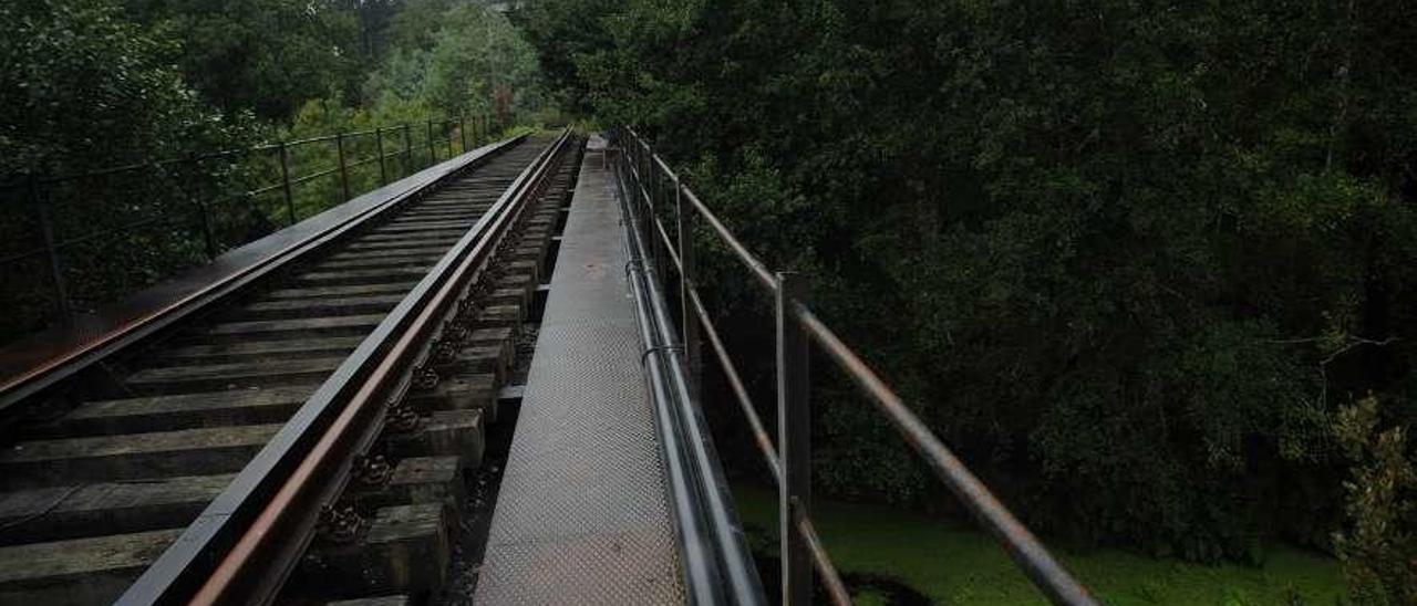 El puente sobre el Umia del antiguo trazado del ferrocarril que se incorporará a la vía verde. // Iñaki Abella