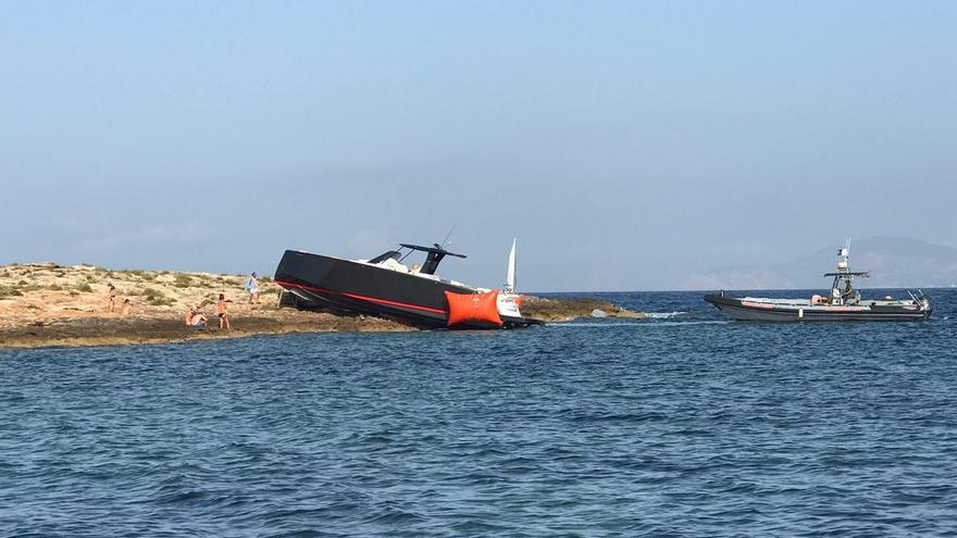 Una lancha embarranca en el islote de sa Torreta, entre Ibiza y Formentera