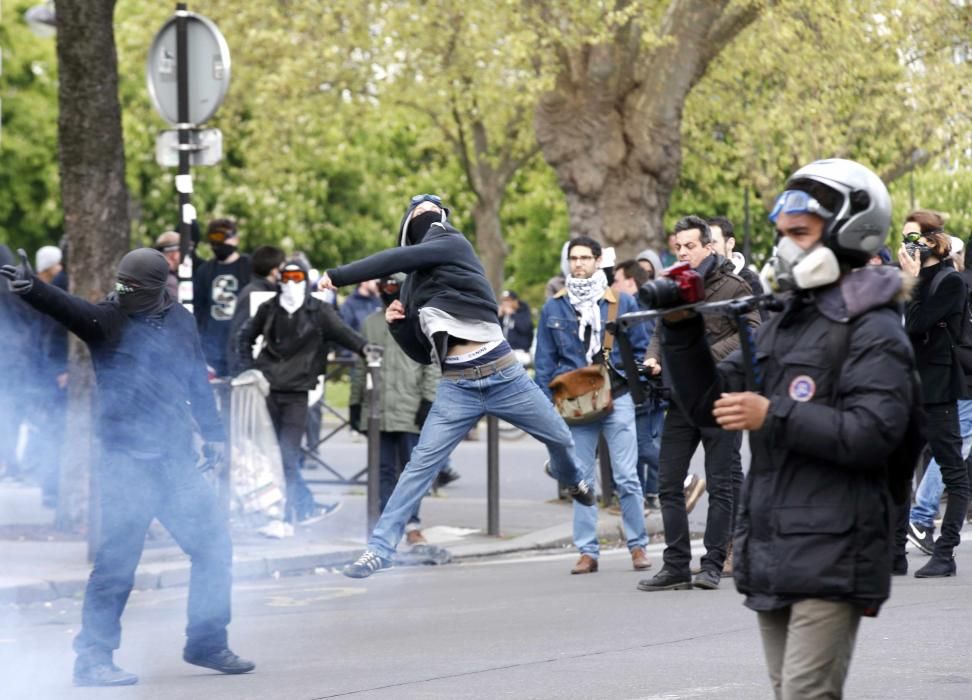 Miles de trabajadores y estudiantes volvieron a protestar en Francia contra la reforma laboral del Gobierno socialista, en una jornada que se saldó con perturbaciones en los transportes y altercados e