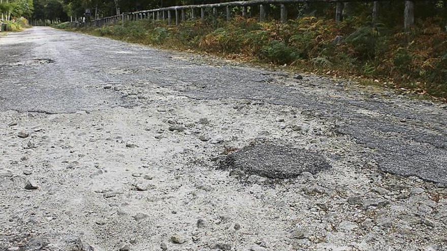 El lago de Castiñeiras presenta un estado de abandono. // S. Álvarez