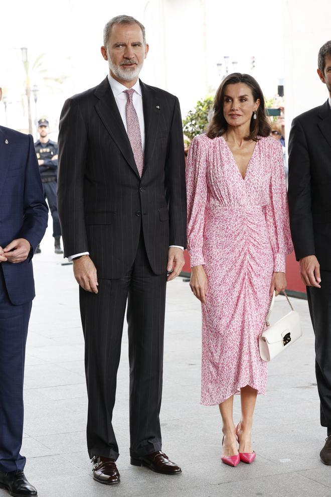 El rey Felipe VI y la reina Letizia, con vestido de Lady pipa, en un acto oficial en Cádiz