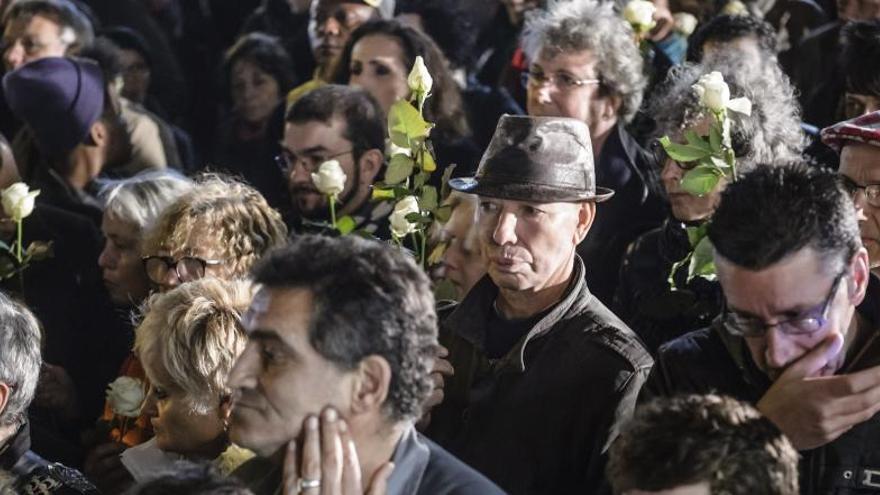 Homenaje en Saint Denis a las víctimas de los atentados de París.