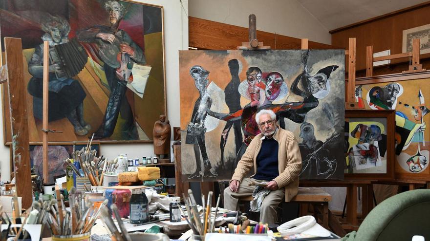 El pintor Rafael Úbeda, ayer en el estudio de su casa de Samieira en Poio, Pontevedra. | // GUSTAVO SANTOS