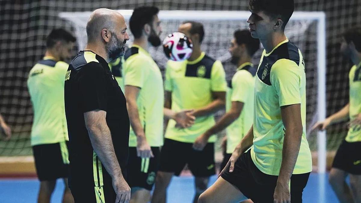 Fede Vidal, a la izquierda, seleccionador nacional de fútbol sala.