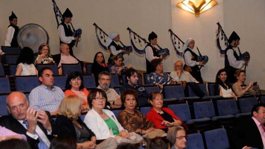 Foto de familia de los premiados con las personas que entregaron los premios.